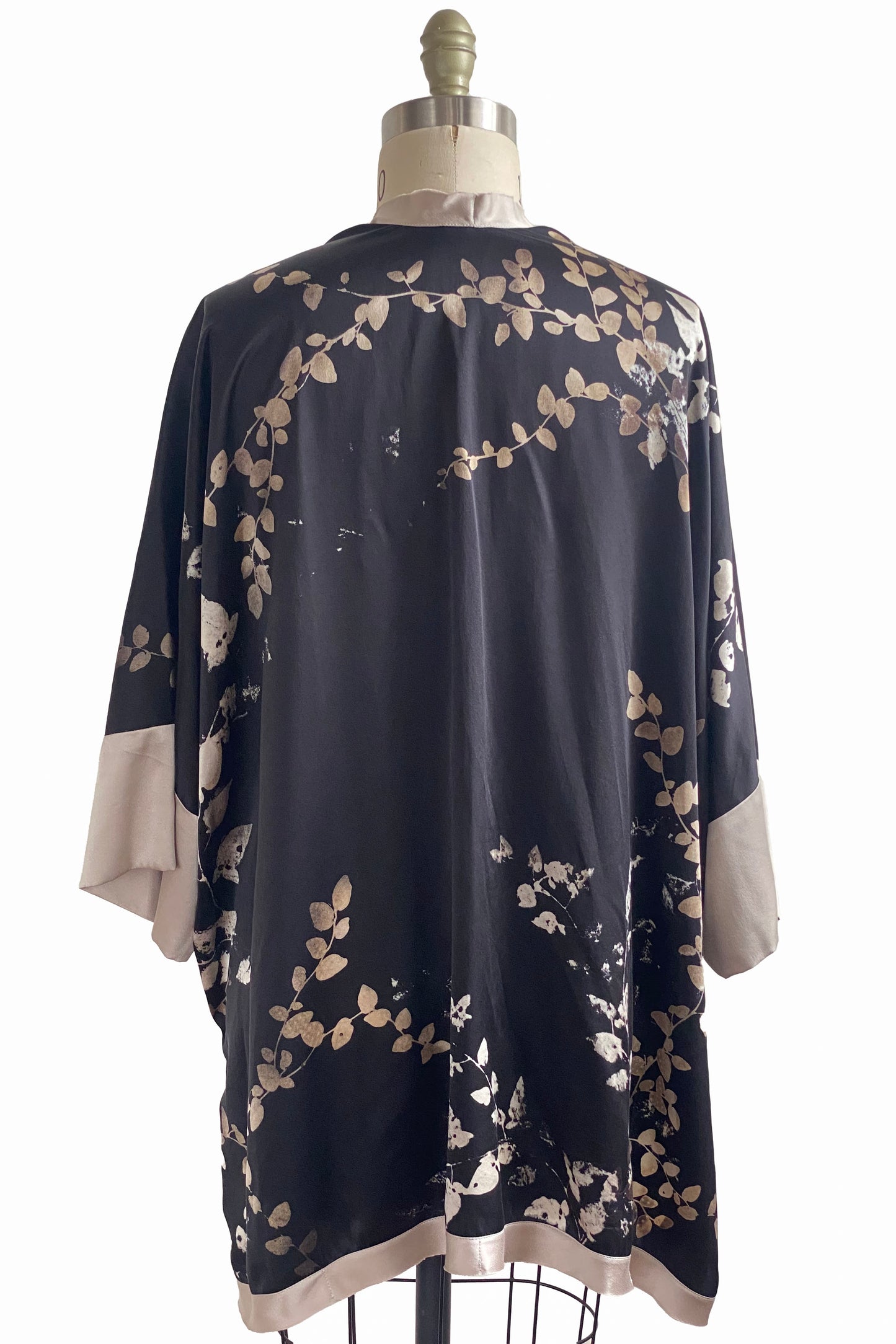 Lucianne Kimono in Silk Charmeuse w/ Vine Print - Black & Natural