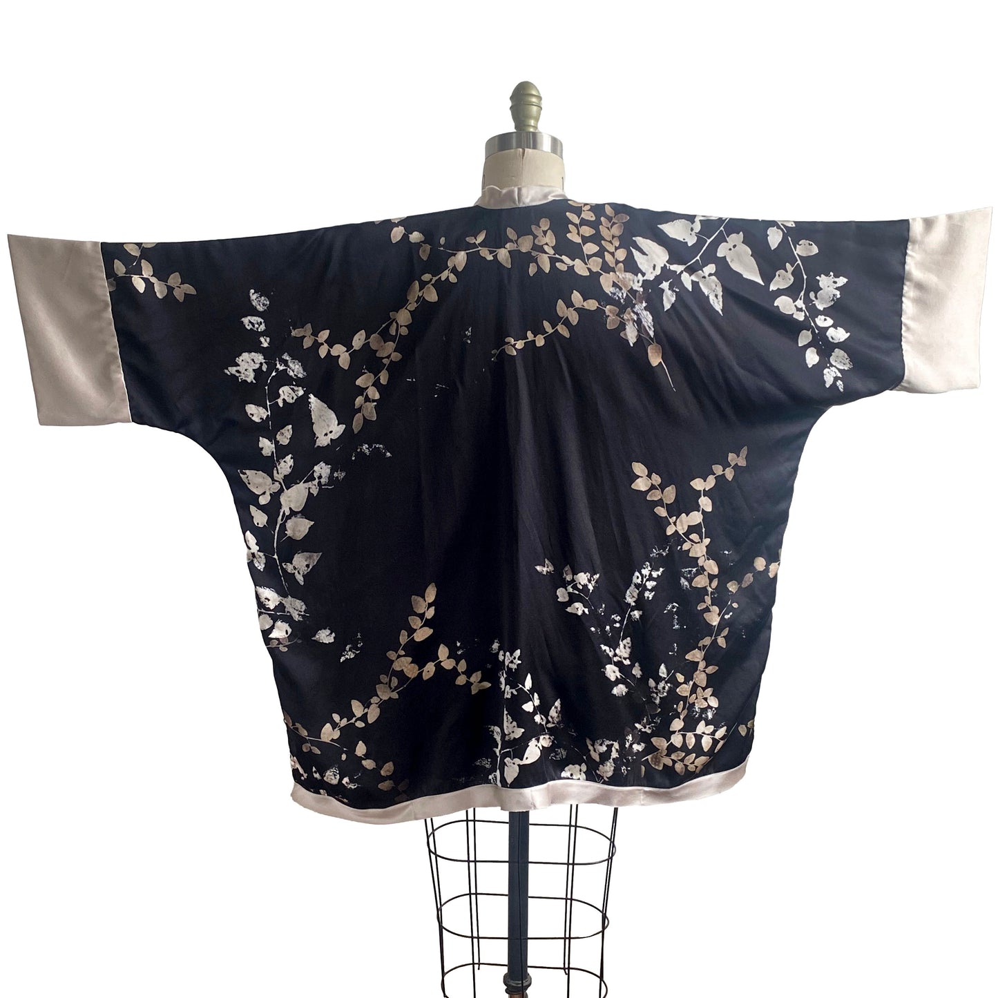 Lucianne Kimono in Silk Charmeuse w/ Vine Print - Black & Natural