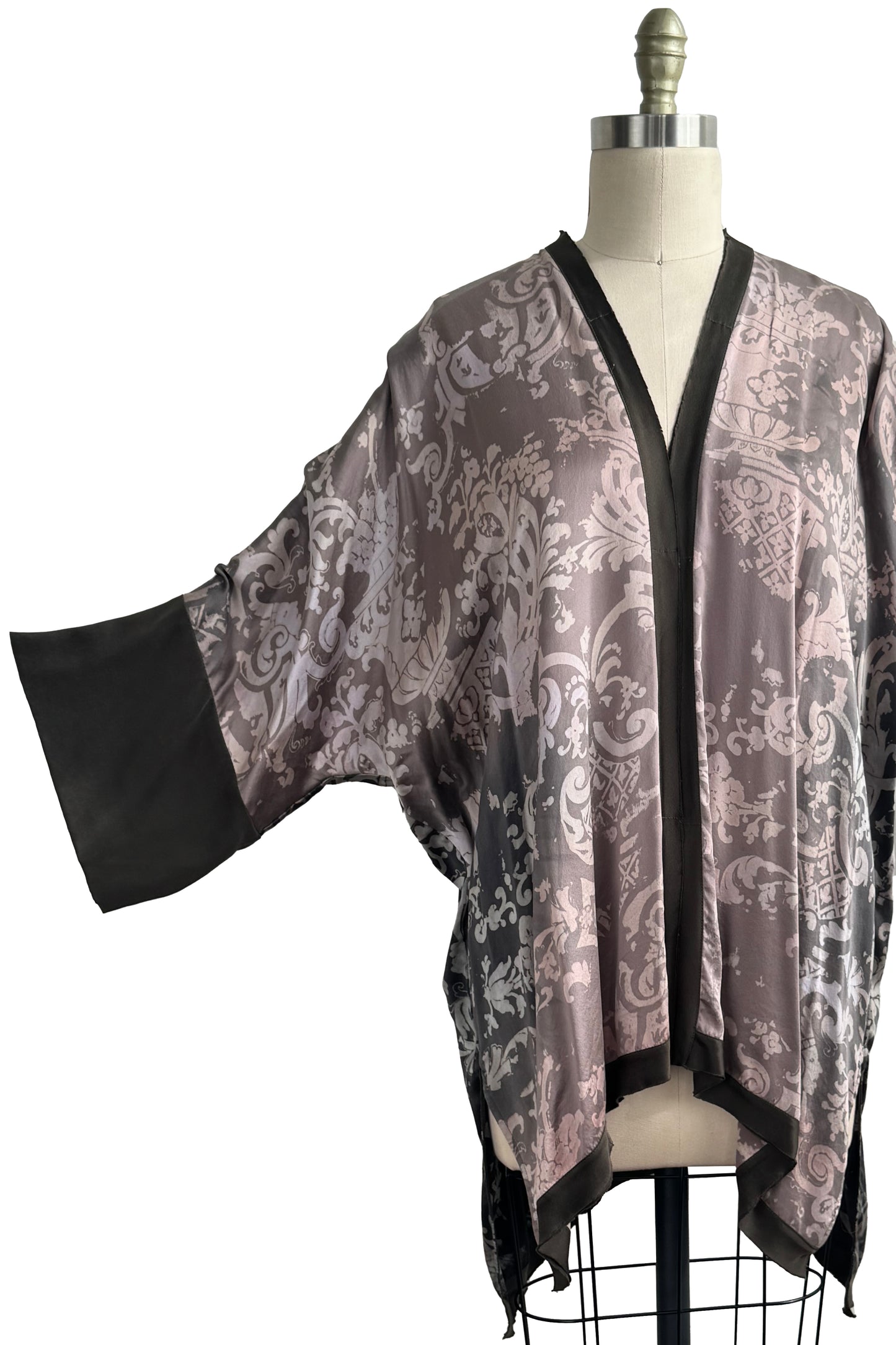 Lucianne Kimono in Silk Charmeuse w/ Wallpaper Print - Grey