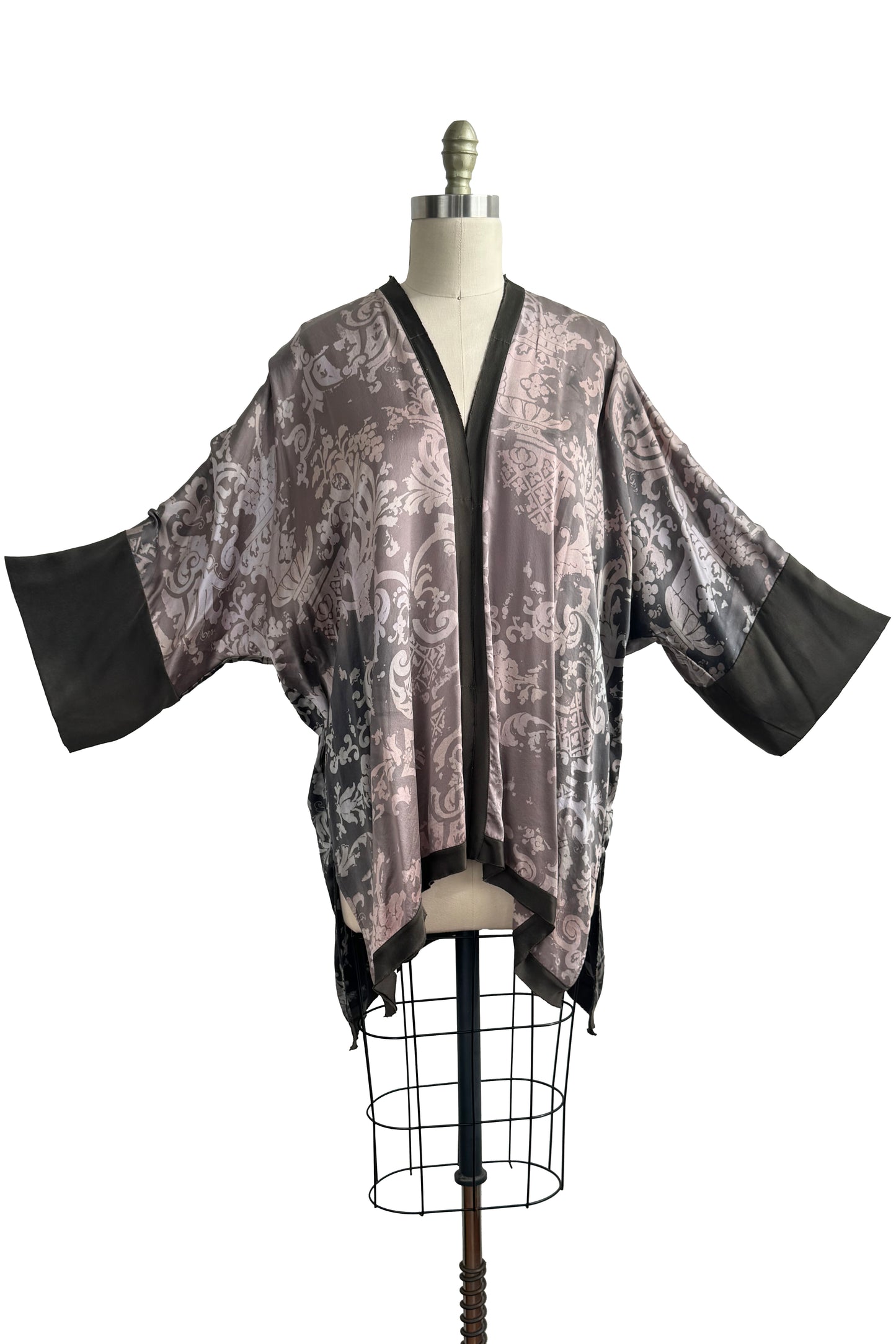 Lucianne Kimono in Silk Charmeuse w/ Wallpaper Print - Grey