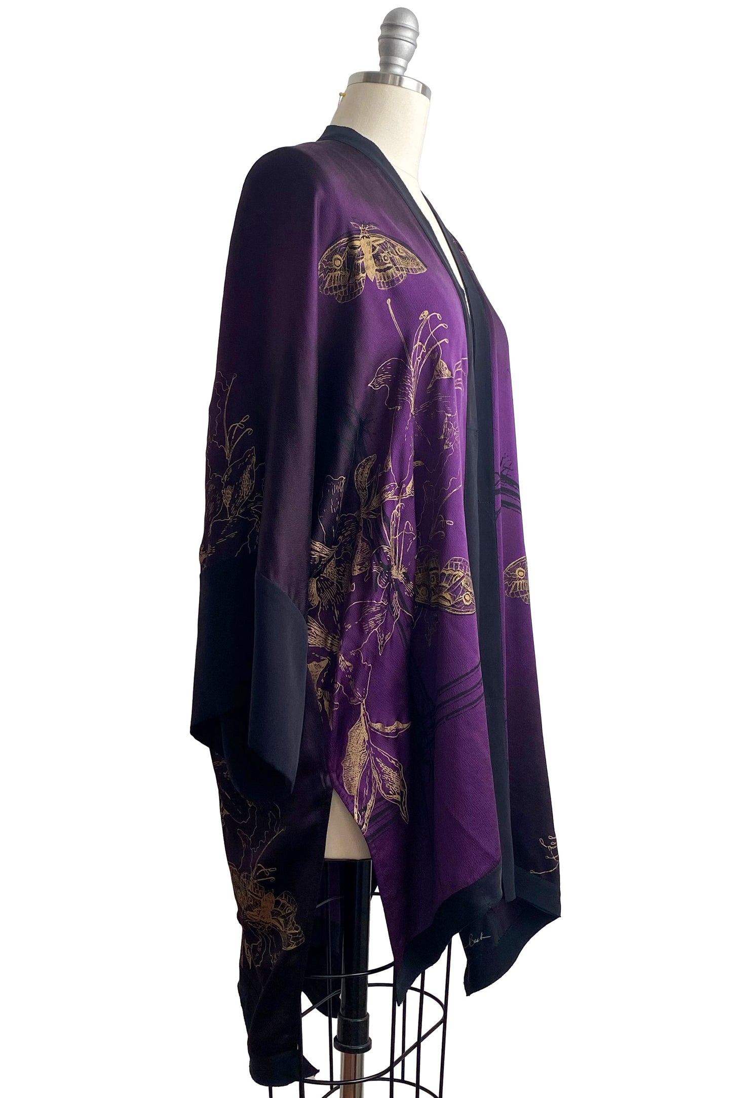 Lucianne Kimono in Silk Charmeuse w/ Azalea & Moth Foil Print - Violet