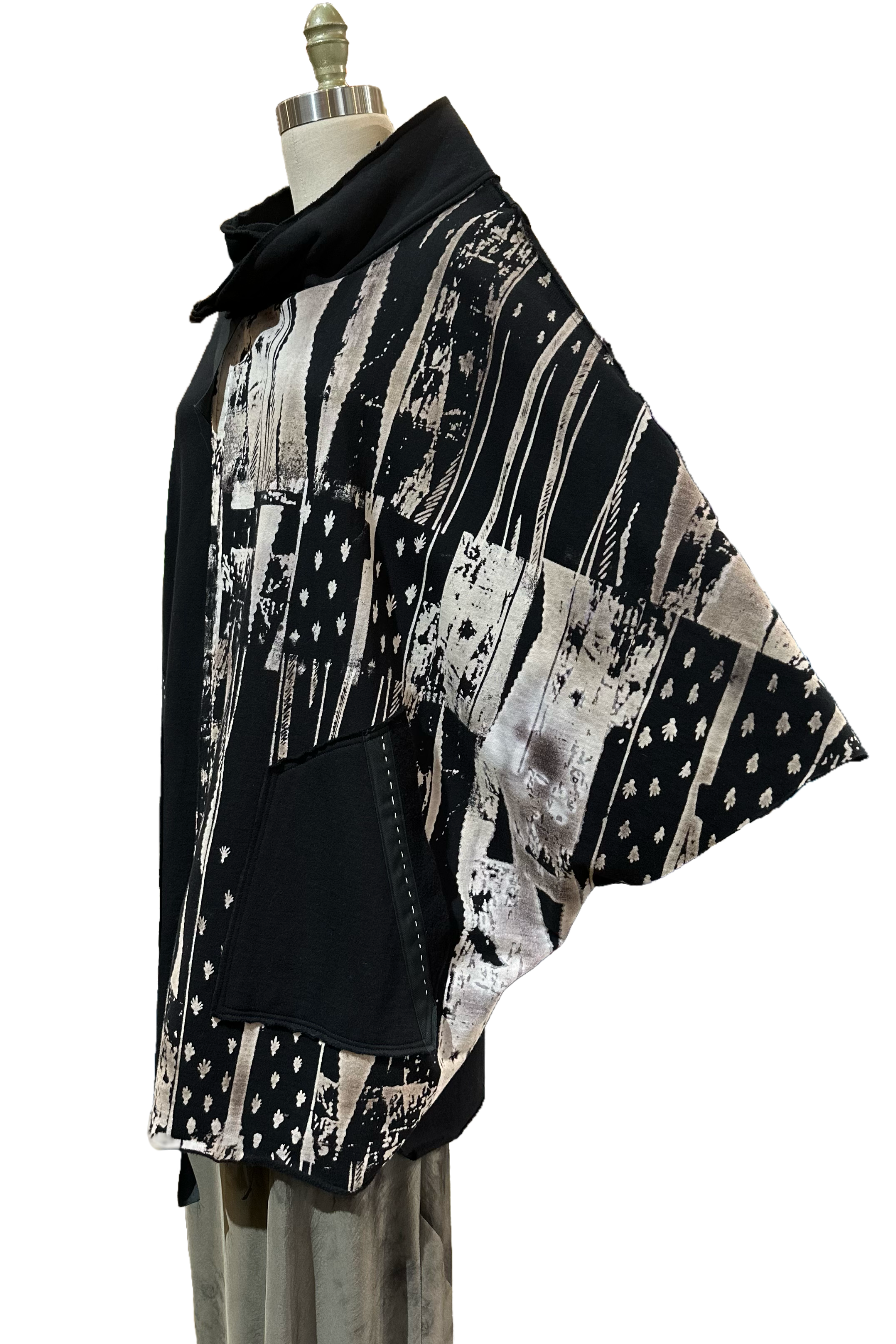 Alquimie Wolf Cape in Black & Natural - Brass Print - L